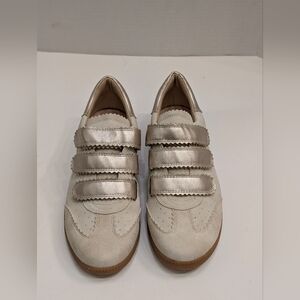 NWT Crown & Ivy Women's 6 ANABIA Cream Metallic Sneakers